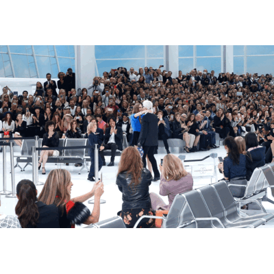 Karl LACHT bei Chanel Show