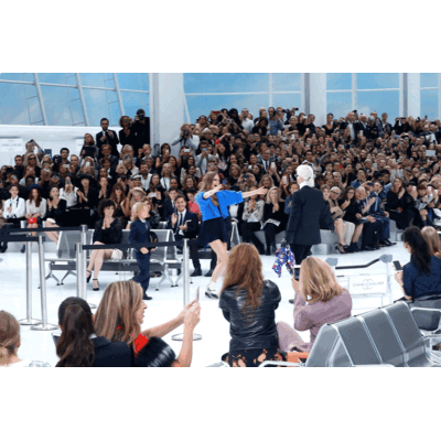 Karl LACHT bei Chanel Show