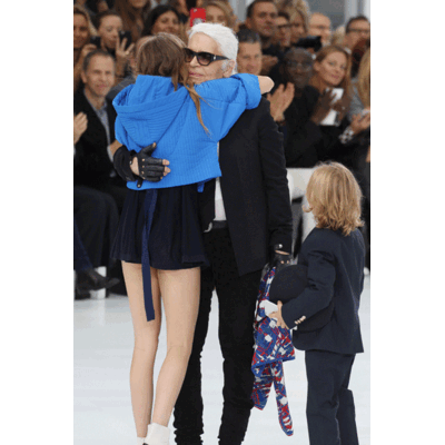 Karl LACHT bei Chanel Show