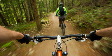 Wütender Wanderer schlug mit Stock auf Mountainbiker ein