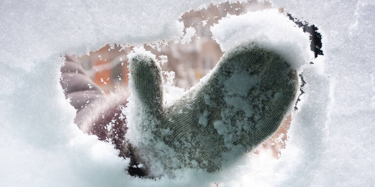 Nicht der Eiskratzer: Diesen Gegenstand sollte man im Winter im Auto haben
