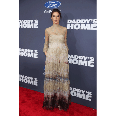 Alessandra Ambrosio im Oma-Look