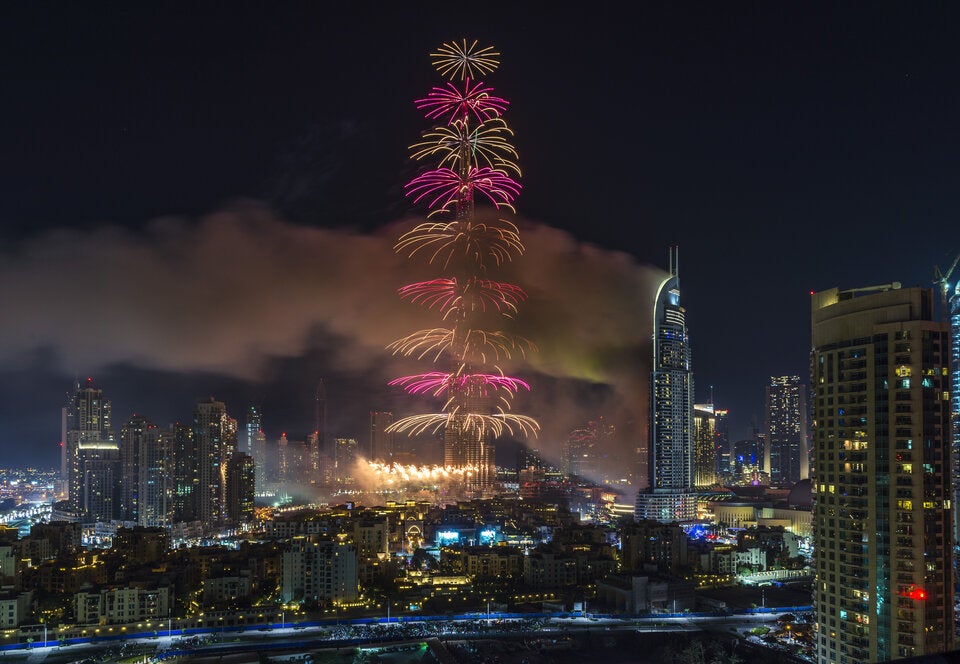 Sydney. Über der Harbour Bridge und dem Opernhaus entfaltet das Silvesterfeuerwerk.