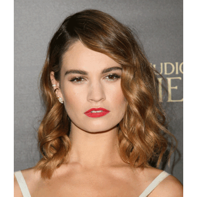 Lily James bezaubert in floraler Robe 