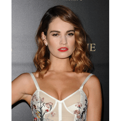 Lily James bezaubert in floraler Robe 