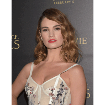 Lily James bezaubert in floraler Robe 