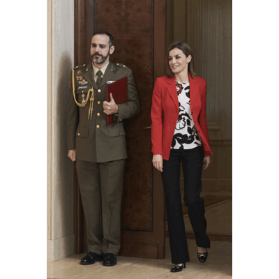 Königin Letizia im BIederlook 