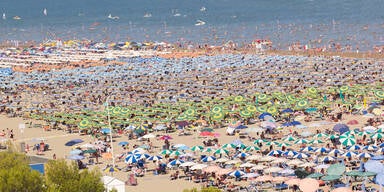 Junge Österreicherin stürzt in Party-Hochburg Lignano von Dach