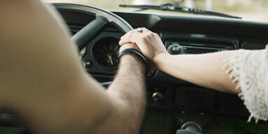 Mann Frau Lenkrad Steuer im Auto