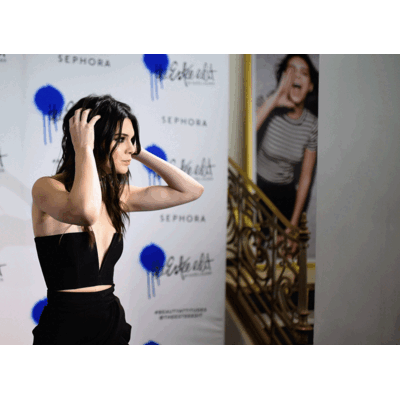 Kendall Jenner im schwarzen Zweiteiler