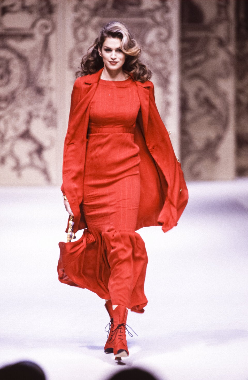 Cindy Crawford bei der Chanel Haute Couture Show 1993.