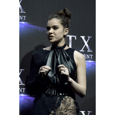 Hailee Steinfeld im Horror-Look
