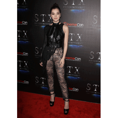 Hailee Steinfeld im Horror-Look