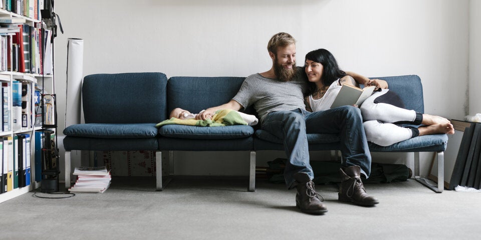 Junge Familie im Wohnzimmer