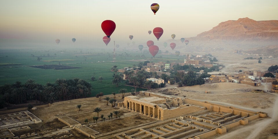 Ballons schweben über der Pharaonenstadt von Luxor.