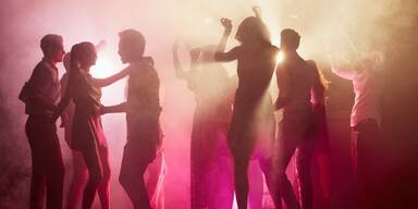 Lehrerin k&uuml;sst und begrapscht 17-j&auml;hrigen Sch&uuml;ler!