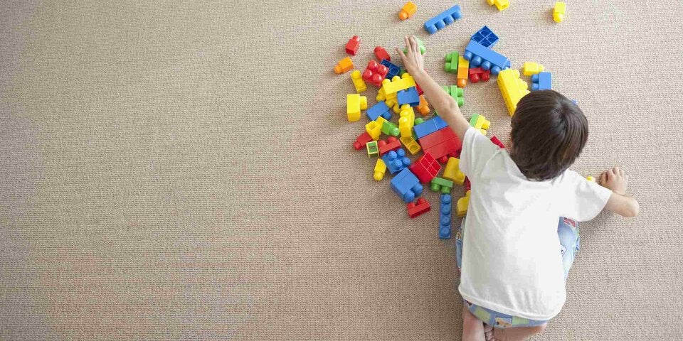 Junge spielt mit Lego