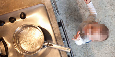 Hei&szlig;es Wasser Topf Kind