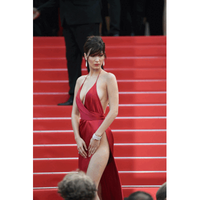 Bella Hadid - Im Nacktlook in Cannes