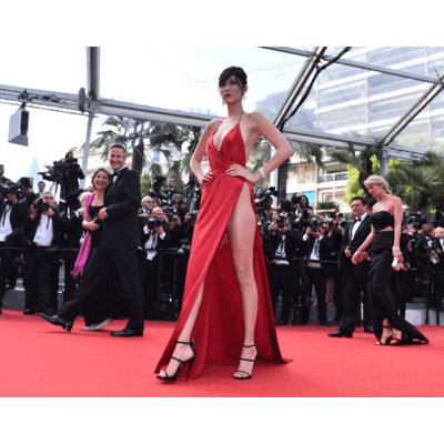 Bella Hadid - Im Nacktlook in Cannes