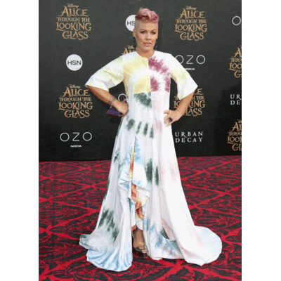 Pink - Im Bettlaken zur Filmpremiere