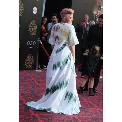 Pink - Im Bettlaken zur Filmpremiere