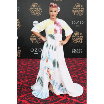 Pink - Im Bettlaken zur Filmpremiere