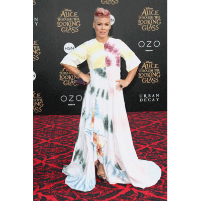 Pink - Im Bettlaken zur Filmpremiere