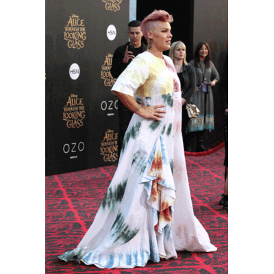 Pink - Im Bettlaken zur Filmpremiere