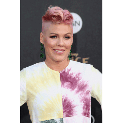 Pink - Im Bettlaken zur Filmpremiere