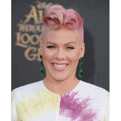 Pink - Im Bettlaken zur Filmpremiere