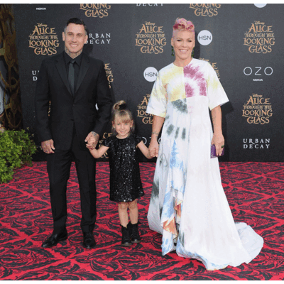 Pink - Im Bettlaken zur Filmpremiere