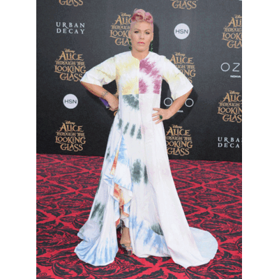 Pink - Im Bettlaken zur Filmpremiere