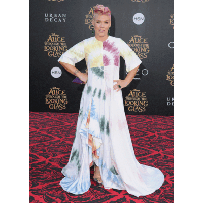 Pink - Im Bettlaken zur Filmpremiere