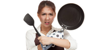 Rabiate Frau Kocht&ouml;pfe