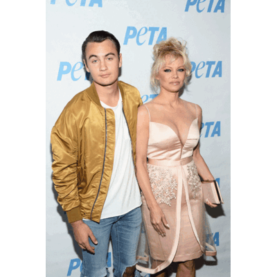 Pamela Anderson im Hausfrauen-Look