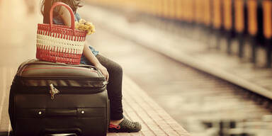 Kind Bahnsteig warten