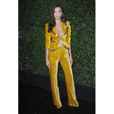 Emily Ratajkowski - Sexy in Gelb