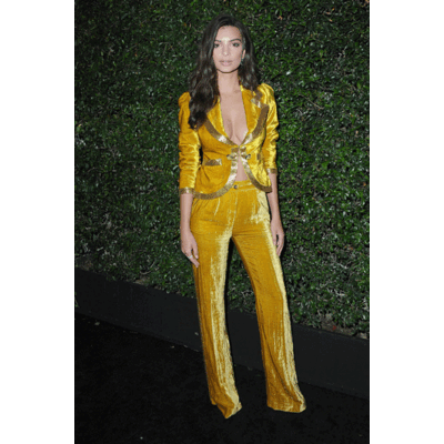 Emily Ratajkowski - Sexy in Gelb