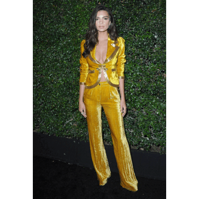 Emily Ratajkowski - Sexy in Gelb