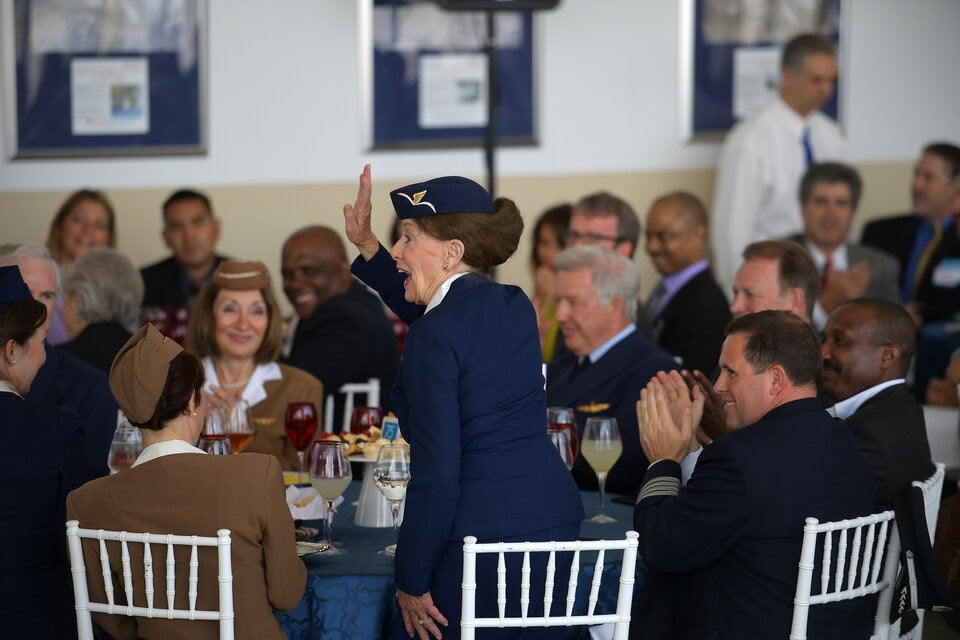 67 Jahre in der Luft: Dienstälteste Stewardess gestorben