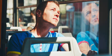 Fahrgast bei Hitze in einem Bus