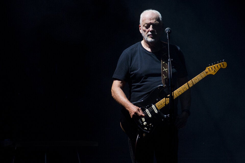 David Gilmour mit seiner schwarzen Fender Stratocaster 
