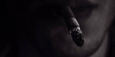 Mann qu&auml;lt kleinen Buben mit brennender Zigarette