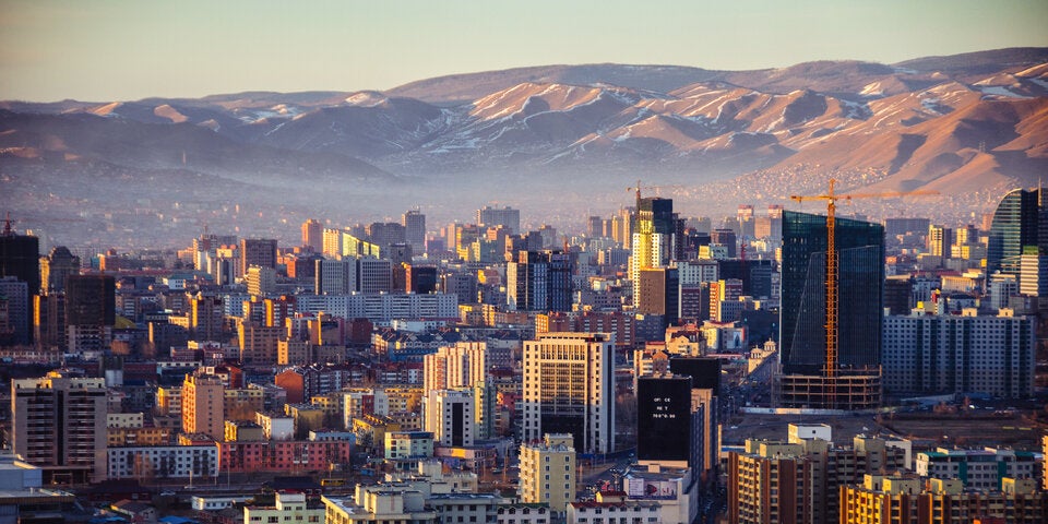 City vor majestätischer Bergkulisse in der Mongolei.