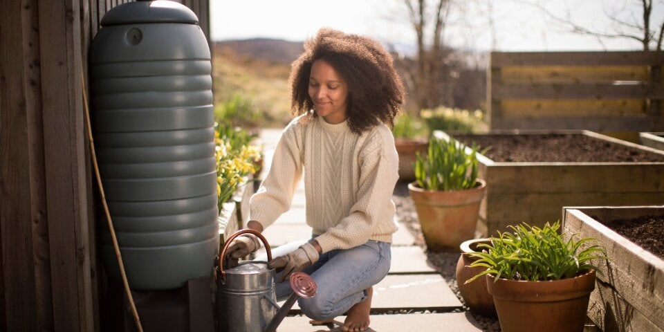 Frau an Wasserzisterne