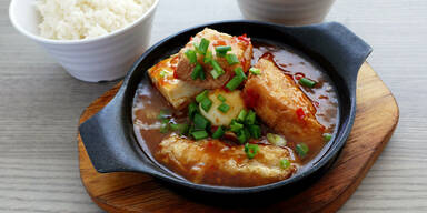 W&uuml;rziges Fischcurry mit Reis