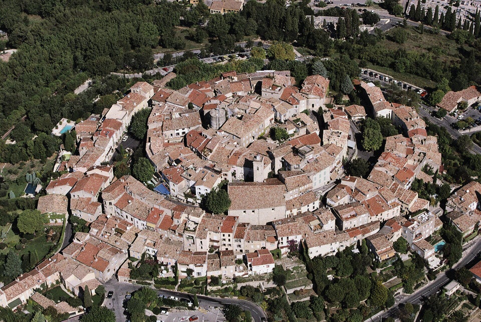 Mougins. Wie ein Schneckenhaus wirkt die Stadt von oben. 