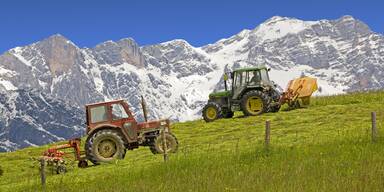 Notarzt-Hubschrauber: Mann st&uuml;rzt mit Traktor 100 Meter in die Tiefe