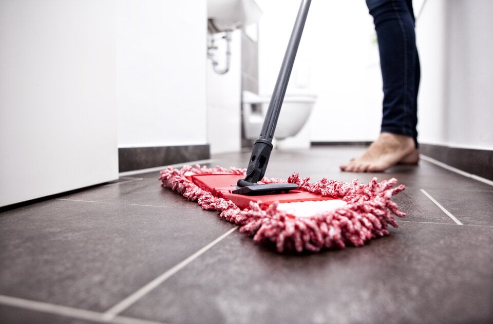 Heiße Wohnung? Warum Sie jetzt unbedingt Ihren Boden wischen sollten